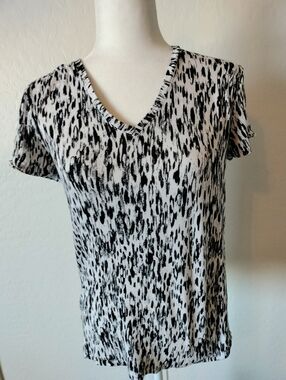 Women’s Black and White Leopard-Print V-Neck Top